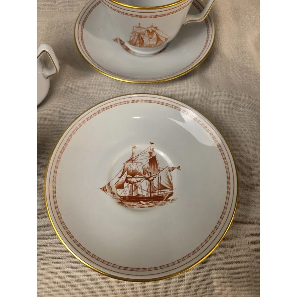 Spode Trade Winds Red Demitasse Cup And Saucer Set. Very Rare Gold‎ Trim